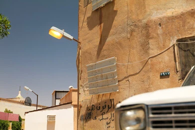  سيارة بيك أب بيضاء اللون مركونة أمام منزل في إحدى شوارع المملكة العربية السعودية، وسائل النقل البرية الحديثة, العلامات التجارية الفريدة للسيارات الفاخرة