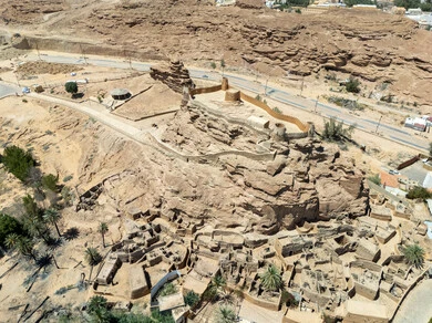 القرى والبيوت التاريخية الشعبية القديمة، معالم وأماكن سياحيه، بقايا المباني الاثرية المهدمة، منزل طيني في قرية مهجورة  بالمملكة العربية السعودية