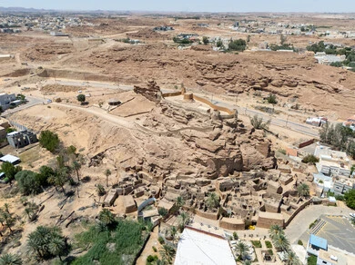 القرى والبيوت التاريخية الشعبية القديمة، معالم وأماكن سياحيه، بقايا المباني الاثرية المهدمة، منزل طيني في قرية مهجورة  بالمملكة العربية السعودية