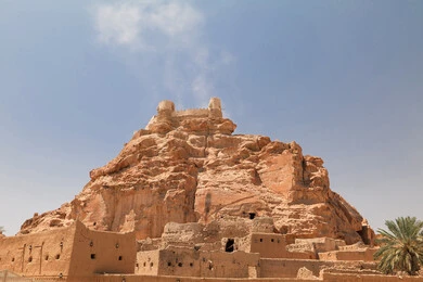 قلعة أثرية على تلة صخرية في منطقة الجوف، القلاع التراثية المشيدة من الحجارة، جذب السياح من شتى أنحاء العالم،  الفن الهندسي المعماري على الطراز القديم للقلاع الأثرية، معالم سياحية مشهورة في المملكة العربية السعودية