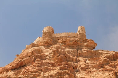 قلعة أثرية على تلة صخرية في منطقة الجوف، القلاع التراثية المشيدة من الحجارة، جذب السياح من شتى أنحاء العالم،  الفن الهندسي المعماري على الطراز القديم للقلاع الأثرية، معالم سياحية مشهورة في المملكة العربية السعودية