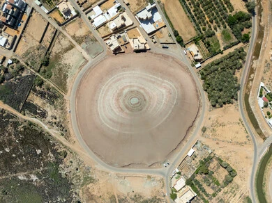 حفرة عميقة واسعة، فوهة الوعبة ( مقلع طمية )، معالم تاريخية أثرية، الحمم البركانية على منحدر فوهة الوعبة، السياحية في المملكة العربية السعودية