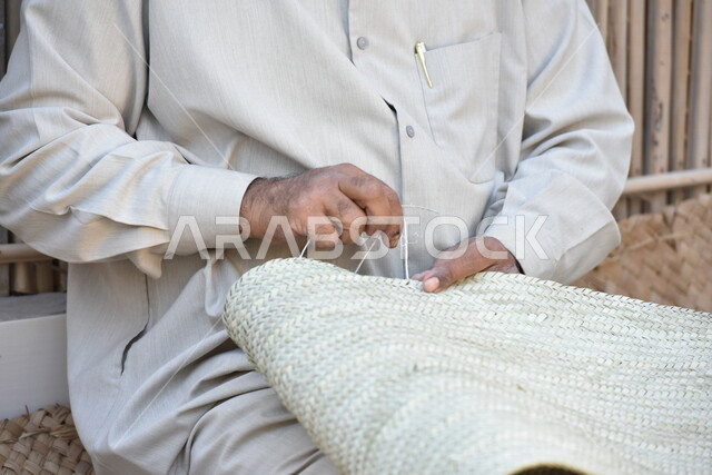  رجل كبير في السن عربي سعودي خليجي يتقن حياكة سعف النخيل, صناعة الخوص والسعف, مهن يدويه شعبيه