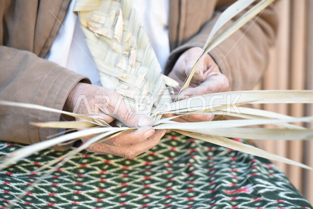  رجل كبير في السن عربي سعودي خليجي يتقن حياكة سعف النخيل, صناعة الخوص والسعف, مهن يدويه شعبيه