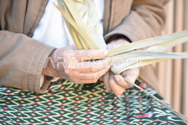  رجل كبير في السن عربي سعودي خليجي يتقن حياكة سعف النخيل, صناعة الخوص والسعف, مهن يدويه شعبيه