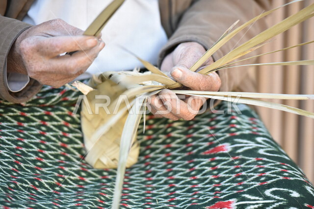  رجل كبير في السن عربي سعودي خليجي يتقن حياكة سعف النخيل, صناعة الخوص والسعف, مهن يدويه شعبيه