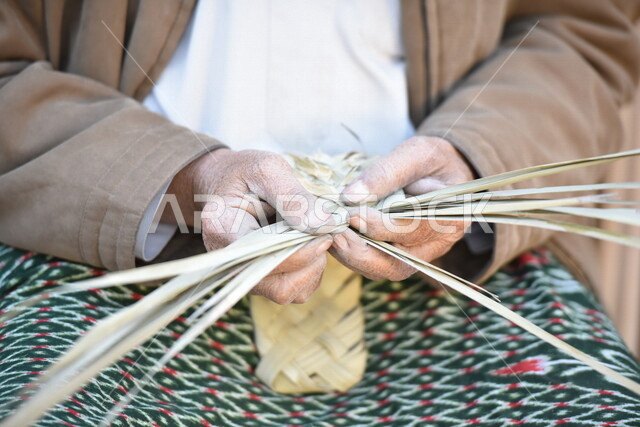  رجل كبير في السن عربي سعودي خليجي يتقن حياكة سعف النخيل, صناعة الخوص والسعف, مهن يدويه شعبيه