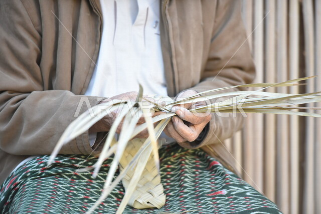  رجل كبير في السن عربي سعودي خليجي يتقن حياكة سعف النخيل, صناعة الخوص والسعف, مهن يدويه شعبيه