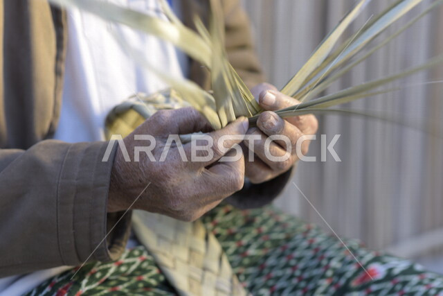  رجل كبير في السن عربي سعودي خليجي يتقن حياكة سعف النخيل, صناعة الخوص والسعف, مهن يدويه شعبيه