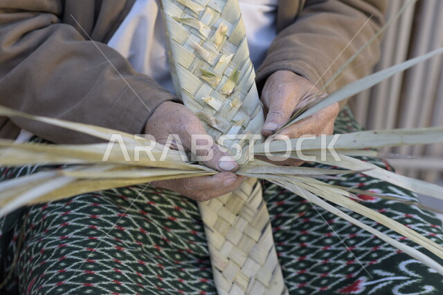  رجل كبير في السن عربي سعودي خليجي يتقن حياكة سعف النخيل, صناعة الخوص والسعف, مهن يدويه شعبيه