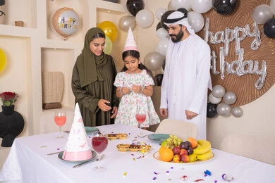 تعزيز الروابط العائليه ، اعياد ومناسبات سعيدة ، التزيين وتعليق البلالين والاحتفال، عائله عربيه خليجيه اماراتية تحتفل بعيد ميلاد ابنتهم ، مشاعر الحب والحنان في اجتماع عائلي سعيد، ايماءات السعاده والسرور،أجواء فرحة لأسرة اماراتية، مشاعر الحب والحنان في اجتماع عائلي سعيد, مفهوم أهمية الأسرة تعزيز الروابط العائليه ، اعياد ومناسبات سعيدة ، التزيين وتعليق البلالين والاحتفال، عائله عربيه خليجيه اماراتية تحتفل بعيد ميلاد ابنتهم ، مشاعر الحب والحنان في اجتماع عائلي سعيد، ايماءات السعاده والسرور،أجواء فرحة لأسرة اماراتية، مشاعر الحب والحنان في اجتماع عائلي سعيد, مفهوم أهمية الأسرة