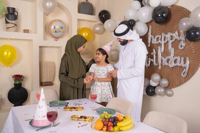 اعياد ومناسبات سعيدة ، التزيين وتعليق البلالين والاحتفال، عائله عربيه خليجيه اماراتية تحتفل بعيد ميلاد ابنتهم ، مشاعر الحب والحنان في اجتماع عائلي سعيد، ايماءات السعاده والسرور،أجواء فرحة لأسرة اماراتية، تعزيز الروابط العائليه ، مشاعر الحب والحنان في اجتماع عائلي سعيد, مفهوم أهمية الأسرة