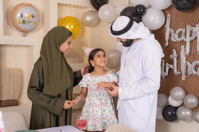 التزيين وتعليق البلالين والاحتفال، عائله عربيه خليجيه اماراتية تحتفل بعيد ميلاد ابنتهم ، مشاعر الحب والحنان في اجتماع عائلي سعيد، ايماءات السعاده والسرور،أجواء فرحة لأسرة اماراتية، اعياد ومناسبات سعيدة ، تعزيز الروابط العائليه ، مشاعر الحب والحنان في اجتماع عائلي سعيد, مفهوم أهمية الأسرة