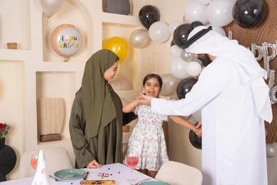 عائله عربيه خليجيه اماراتية تحتفل بعيد ميلاد ابنتهم ، مشاعر الحب والحنان في اجتماع عائلي سعيد، ايماءات السعاده والسرور،أجواء فرحة لأسرة اماراتية، اعياد ومناسبات سعيدة ، تعزيز الروابط العائليه ، مشاعر الحب والحنان في اجتماع عائلي سعيد, مفهوم أهمية الأسرة،التزيين وتعليق البلالين والاحتفال