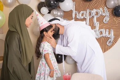 اعياد ومناسبات سعيدة ، اب اماراتي يقوم بتقبيل ابنته ،تعزيز الروابط العائليه ، عائله عربيه خليجيه اماراتية تحتفل بعيد ميلاد ابنتهم ، مشاعر الحب والحنان في اجتماع عائلي سعيد، ايماءات السعاده والسرور،أجواء فرحة لأسرة اماراتية، مشاعر الحب والحنان في اجتماع عائلي سعيد