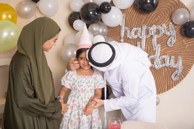 اب اماراتي يقوم بتقبيل ابنته ،تعزيز الروابط العائليه ، اعياد ومناسبات سعيدة ، عائله عربيه خليجيه اماراتية تحتفل بعيد ميلاد ابنتهم ، مشاعر الحب والحنان في اجتماع عائلي سعيد، ايماءات السعاده والسرور،أجواء فرحة لأسرة اماراتية، مشاعر الحب والحنان في اجتماع عائلي سعيد اب اماراتي يقوم بتقبيل ابنته ،تعزيز الروابط العائليه ، اعياد ومناسبات سعيدة ، عائله عربيه خليجيه اماراتية تحتفل بعيد ميلاد ابنتهم ، مشاعر الحب والحنان في اجتماع عائلي سعيد، ايماءات السعاده والسرور،أجواء فرحة لأسرة اماراتية، مشاعر الحب والحنان في اجتماع عائلي سعيد