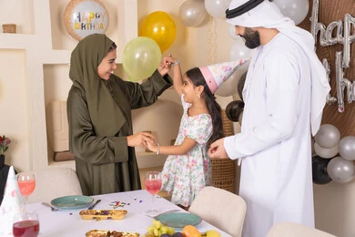 عائله عربيه خليجيه اماراتية تحتفل بعيد ميلاد ابنتهم ، ايماءات السعاده والسرور، التزيين وتعليق البلالين والاحتفال، مشاعر الحب والحنان في اجتماع عائلي سعيد، مفهوم الحب والالفه والموده، أجواء فرحة لأسرة اماراتية، اعياد ومناسبات سعيدة