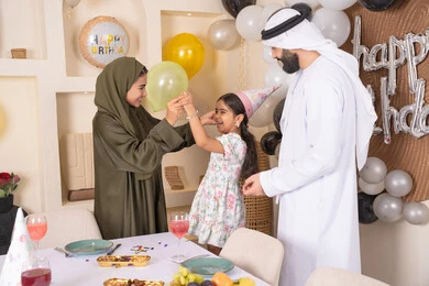 ايماءات السعاده والسرور، التزيين وتعليق البلالين والاحتفال،عائله عربيه خليجيه اماراتية تحتفل بعيد ميلاد ابنتهم ، مشاعر الحب والحنان في اجتماع عائلي سعيد، مفهوم الحب والالفه والموده، أجواء فرحة لأسرة اماراتية، اعياد ومناسبات سعيدة