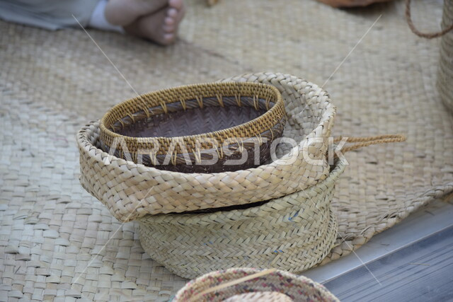  سله مصنوعه من سعف النخيل, حياكة سعف النخيل, صناعة الخوص والسعف, مهن يدويه شعبيه, حياكة السلال والسجاد من الخوص