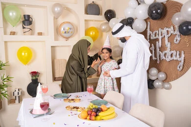 ايماءات السعاده والسرور، مشاركة لأجواء رائعة عائلية داخل المنزل، مشاعر الحب والحنان في اجتماع عائلي سعيد، اعياد ومناسبات سعيدة، مفهوم الحب والالفه والموده، عائله عربيه خليجيه اماراتية تحتفل بعيد ميلاد ابنتهم ، تعليق الزينة والبالونات الملونة