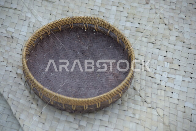  سله مصنوعه من سعف النخيل, حياكة سعف النخيل, صناعة الخوص والسعف, مهن يدويه شعبيه, حياكة السلال والسجاد من الخوص
