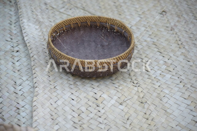  سله مصنوعه من سعف النخيل, حياكة سعف النخيل, صناعة الخوص والسعف, مهن يدويه شعبيه, حياكة السلال والسجاد من الخوص