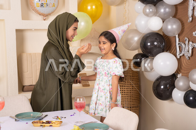 مشاركة لأجواء رائعة عائلية داخل المنزل، ايماءات السعادة و السرور، عائله عربيه خليجيه اماراتية تقوم بالاحتفال بعيد ميلاد ابنتهم ، تقديم الهدايا والمفاجآت للأطفال، ام اماراتيه تحتفل بابنتها ، اعياد ومناسبات سعيدة، تعليق الزينة والبالونات الملونة