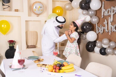 اب عربي خليجي يحتفل بابنته بايماءات السعادة و السرور، اعياد ومناسبات سعيدة، عائله عربيه خليجيه اماراتية تقوم بالاحتفال بعيد ميلاد ابنتهم ، تقديم الهدايا والمفاجآت للأطفال، تعليق الزينة والبالونات الملونة