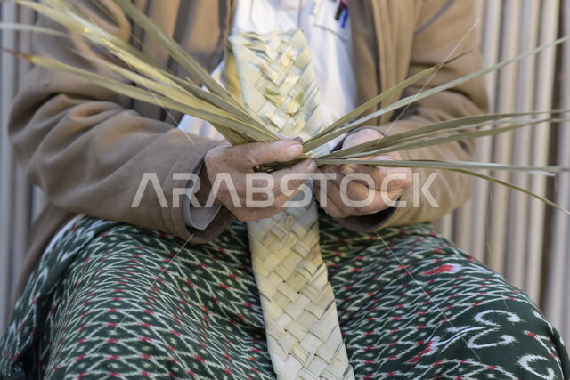  رجل كبير في السن عربي سعودي خليجي يتقن حياكة سعف النخيل, صناعة الخوص والسعف, مهن يدويه شعبيه