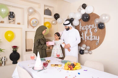 مشاعر الحب والحنان في اجتماع عائلي سعيد، تعزيز الروابط العائلية والمحبة والمودة بين الأسره ، مناسبات وأعياد سعيدة ، عائلة عربية خليجية إماراتية تقوم بالاحتفال وتقديم الهدايا ، إيماءات الفرح و السعادة