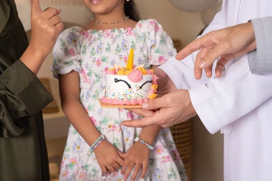 صورة مقربة لكعكة يوم الميلاد المزينة بالشموع، مشاعر الحب والحنان في اجتماع عائلي سعيد، إيماءات الفرح و السعادة، أجواء أسرية مليئة بالألفة،مشاركة وتقديم الهدايا بالمناسبات وأعياد الميلاد،عائلة عربية خليجية إماراتية تحتفل بعيد ميلاد ابنتهم صورة مقربة لكعكة يوم الميلاد المزينة بالشموع، مشاعر الحب والحنان في اجتماع عائلي سعيد، إيماءات الفرح و السعادة، أجواء أسرية مليئة بالألفة،مشاركة وتقديم الهدايا بالمناسبات وأعياد الميلاد،عائلة عربية خليجية إماراتية تحتفل بعيد ميلاد ابنتهم