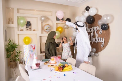أجواء أسرية مليئة بالألفة، بلالين وكعكة يوم الميلاد المزينة بالشموع، مشاعر الحب والحنان في اجتماع عائلي سعيد, عائلة عربية خليجية إماراتية تقضي أوقات ممتعه في المنزل وتلعب بالبلالين، إيماءات الفرح و السعادة، مشاركة وتقديم الهدايا بالمناسبات وأعياد الميلاد أجواء أسرية مليئة بالألفة، بلالين وكعكة يوم الميلاد المزينة بالشموع، مشاعر الحب والحنان في اجتماع عائلي سعيد, عائلة عربية خليجية إماراتية تقضي أوقات ممتعه في المنزل وتلعب بالبلالين، إيماءات الفرح و السعادة، مشاركة وتقديم الهدايا بالمناسبات وأعياد الميلاد