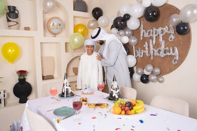 الاستمتاع و الترفيه مع افراد الاسره ،مفهوم الإهداء والتقدير،  أعياد ومناسبات عائلية سعيدة، اب عربي خليجي اماراتي يقوم بالاحتفال بابنه ، عائلة عربية خليجية اماراتيه تقضي اوقات ممتعه ، زينة أعياد الميلاد ، ايماءات السعادة و السرور