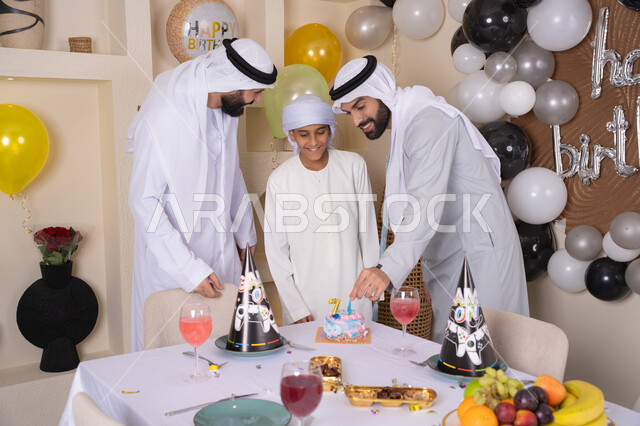 ايماءات السعادة و السرور ،مفهوم الإهداء والتقدير، الاستمتاع و الترفيه مع افراد الاسره ،أعياد ومناسبات عائلية سعيدة، عائله عربيه خليجيه اماراتية تقوم بالاحتفال ، زينة أعياد الميلاد