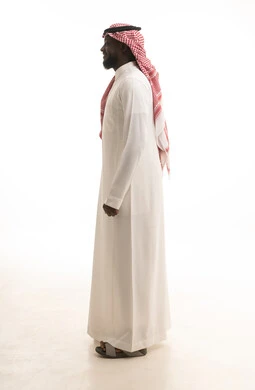 الوقوف باستقامة واعتدال, الشعور بالثقة في النفس, بورتريه من الجانب لرجل عربي خليجي سعودي يرتدي الثوب التقليدي ينظر بتعابير السعادة والسرور, صورة الجسم بالطول الكامل, خلفية بيضاء