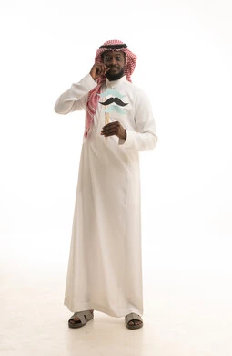 اليوم العالمي للرجل 19 نوفمبر، الإحتفال بالمناسبات العالمية، بورتريه لرجل عربي خليجي سعودي يرتدي الثوب التقليدي والشماغ يحمل بيده عود خشبي مع قصاصة ورقية على شكل شارب، الإهتمام بصحة الرجال، الطول الكامل للجسم، خلفية بيضاء