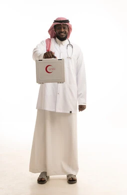 الأدوات والمعدات الطبية اللازمة، مبادئ التعامل مع حالات الطوارئ، تقديم الخدمات الصحية الطارئة للمرضى، بورتريه لطبيب عربي سعودي خليجي يرتدي الثوب التقليدي و المعطف الطبي يحمل بيده حقيبة الاسعافات الأولية، العمل في القطاع الصحي، الجسم بالطول الكامل، خلفية بيضاء