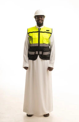 الوقوف باستقامة والنظر إلى الكاميرا بإيماءات البهجة والسرور, الاهتمام بالتطور العمراني بسواعد المهندسين السعوديين، بورتريه لمهندس عربي خليجي سعودي مبتسم يرتدي سترة العمل وخوذة الحماية، صورة لكامل الجسم، خلفية بيضاء