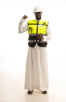 الاهتمام بصحة الذكور، إحياء ذكرى ١٩ نوفمبر اليوم العالمي للرجل، رفع اليد بإيماءات الفوز و الانتصار، بورتريه لمهندس عربي خليجي سعودي يرتدي الثوب التقليدي و الخوذة وسترة الحماية يمسك بيده عود خشبي مع قصاصة ورقية على شكل شارب، الجسم بالطول الكامل، خلفية بيضاء