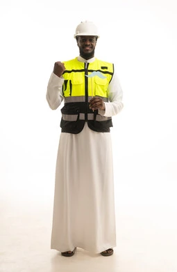 إحياء ذكرى ١٩ نوفمبر اليوم العالمي للرجل، رفع اليد بإيماءات الفوز و الانتصار، الاهتمام بصحة الذكور، بورتريه لمهندس عربي خليجي سعودي يرتدي الثوب التقليدي و الخوذة وسترة الحماية يمسك بيده عود خشبي مع قصاصة ورقية على شكل شارب، الجسم بالطول الكامل، خلفية بيضاء