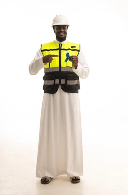 القيام بحملات التوعية والإرشاد بعدم إهمال الصحة، أهمية الكشف المبكر عن السرطانات، بورتريه لمهندس عربي خليجي سعودي يرتدي الثوب التقليدي و الخوذة وسترة الحماية يقوم بالإشارة الى الشريط الأزرق للدلالة على سرطان البروستات، الجسم بالطول الكامل، خلفية بيضاء