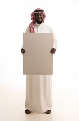 موك اب مربع أبيض، الترويج للخدمات والمنتجات, بورتريه لرجل عربي خليجي سعودي يرتدي الثوب التقليدي و الشماغ يمسك بيديه لوحة بيضاء فارغة, صورة للجسم بالطول الكامل, خلفية بيضاء