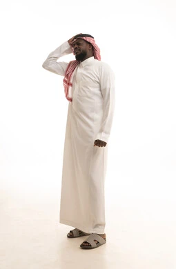 الشعور بالتعب والارهاق، بورتريه لرجل عربي سعودي خليجي يرتدي الزي السعودي و الشماغ  يضع يده على رأسه ، إيماءات وجه ويد تدل على الشعور بالصداع و ألم بالرأس، الجسم بالطول الكامل، خلفية بيضاء