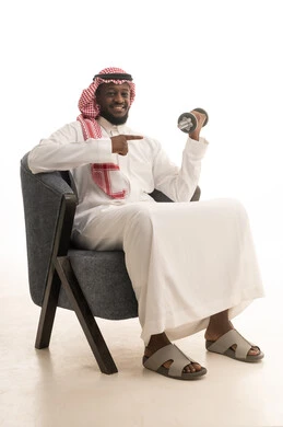 ممارسة التمارين الرياضية لتقوية وبناء العضلات، نشاط بدني للمحافظة على الصحة واللياقة الجسدية، اتباع أسلوب حياة صحي، بورتريه لرجل عربي خليجي سعودي يرتدي الزي التقليدي و الشماغ يجلس على كرسي يشير بإصبع السبابة إلى الدمبلز، رفع الأوزان الحديدية الثقيلة، خلفية بيضاء ممارسة التمارين الرياضية لتقوية وبناء العضلات، نشاط بدني للمحافظة على الصحة واللياقة الجسدية، اتباع أسلوب حياة صحي، بورتريه لرجل عربي خليجي سعودي يرتدي الزي التقليدي و الشماغ يجلس على كرسي يشير بإصبع السبابة إلى الدمبلز، رفع الأوزان الحديدية الثقيلة، خلفية بيضاء
