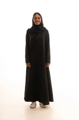 بورتريه لفتاة عربيه خليجية سعودية ترتدي الحجاب والعباءة تنظر بإيماءات الثقة بالنفس , مفهوم النعومة والأنوثة, الاهتمام بالأناقة والمظهر الخارجي، تعابير السرور والسعادة ،خلفية بيضاء