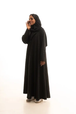 بورتريه لامرأة عربية خليجية سعودية ترتدي العباءة والحجاب تضع يدها على فمها بإيماءات تدل على المناداة، مفهوم الدردشات والمحادثات، النداء بصوت منخفض والكلام بصوت عالي،صورة الجسم بالطول الكامل، خلفية بيضاء