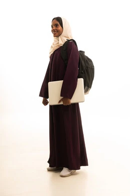 أبحاث ودراسات علميه, استخدام جهاز الحاسوب المحمول, بورتريه لطالبة جامعيه عربيه خليجيه سعودية سمراء ترتدي العباءه والحجاب وحقيبة الظهر تستخدم اللابتوب ، جامعات أكاديمه متطوره في السعوديه