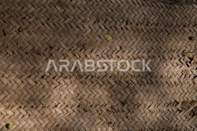 سجاده مصنوعه من سعف النخيل, حياكة سعف النخيل, صناعة الخوص والسعف, مهن يدويه شعبيه, حياكة السلال والسجاد من الخوص