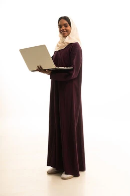 بورتريه لطالبة جامعيه عربيه خليجيه سعودية سمراء ترتدي العباءه والحجاب تستخدم اللابتوب ، جامعات أكاديمه متطوره في السعوديه،  استخدام جهاز الحاسوب المحمول, أبحاث ودراسات علميه, خلفية بيضاء