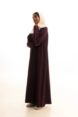 ايماءات وتعابير وجه ويدين تدل على التفكير والحيرة، مفهوم التمعن والتركيز،  بورتريه لامراه عربية خليجية سعودية ترتدي العباءه والحجاب تضع يدها على ذقنها ، خلفية بيضاء